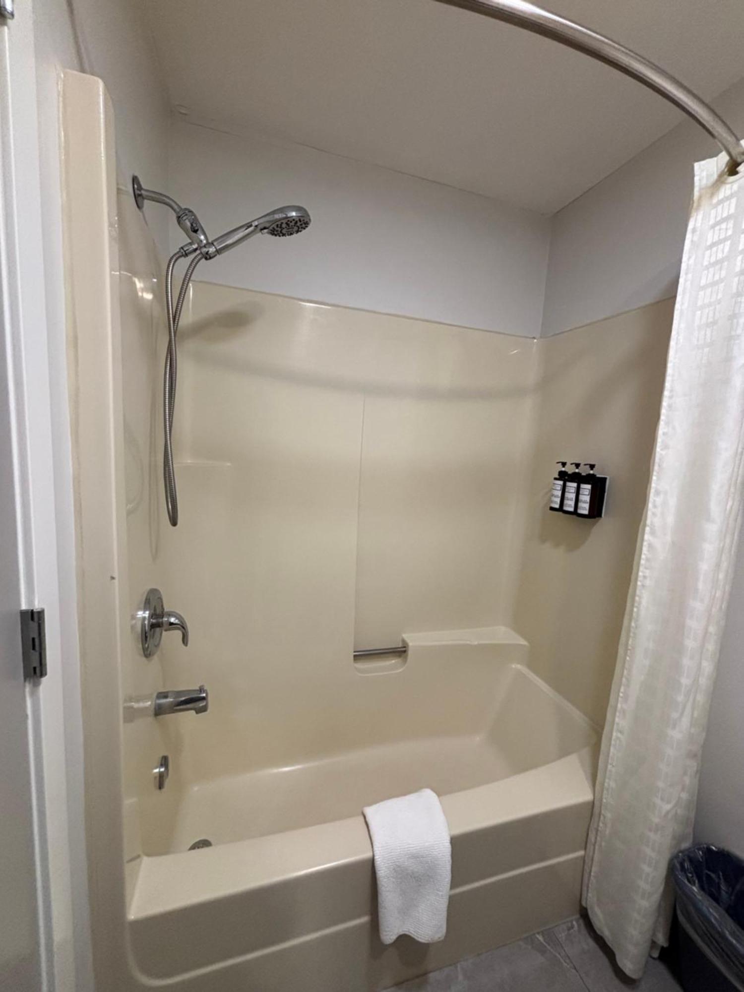 Western Traveller 2* Grand Forks